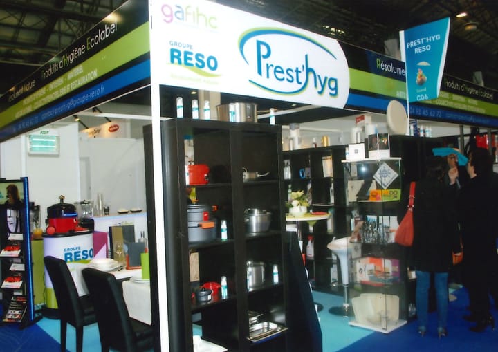 Le stand Prest'Hyg sur un salon professionnel, présentant la gamme d’hygiène et d’arts de la table.